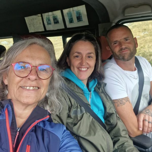 3 de nos accompagnateurs dans le camion d'assistance