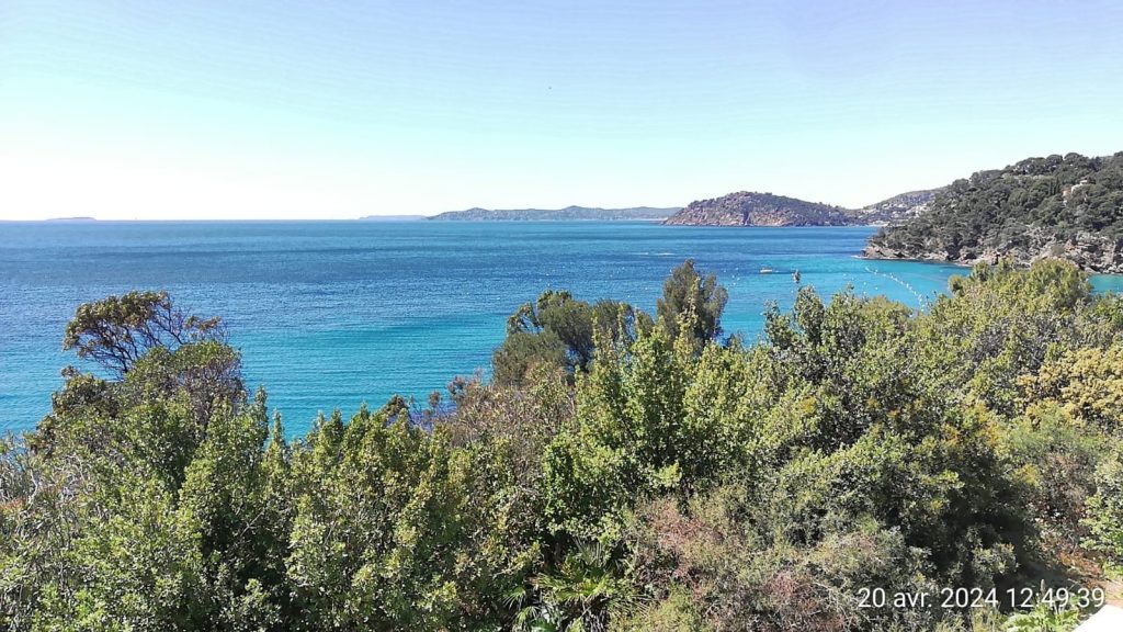 Vue sur la mer depuis la côte Varoise