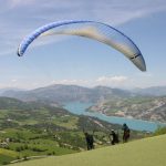 decollage en parapente au dessus de la vallée