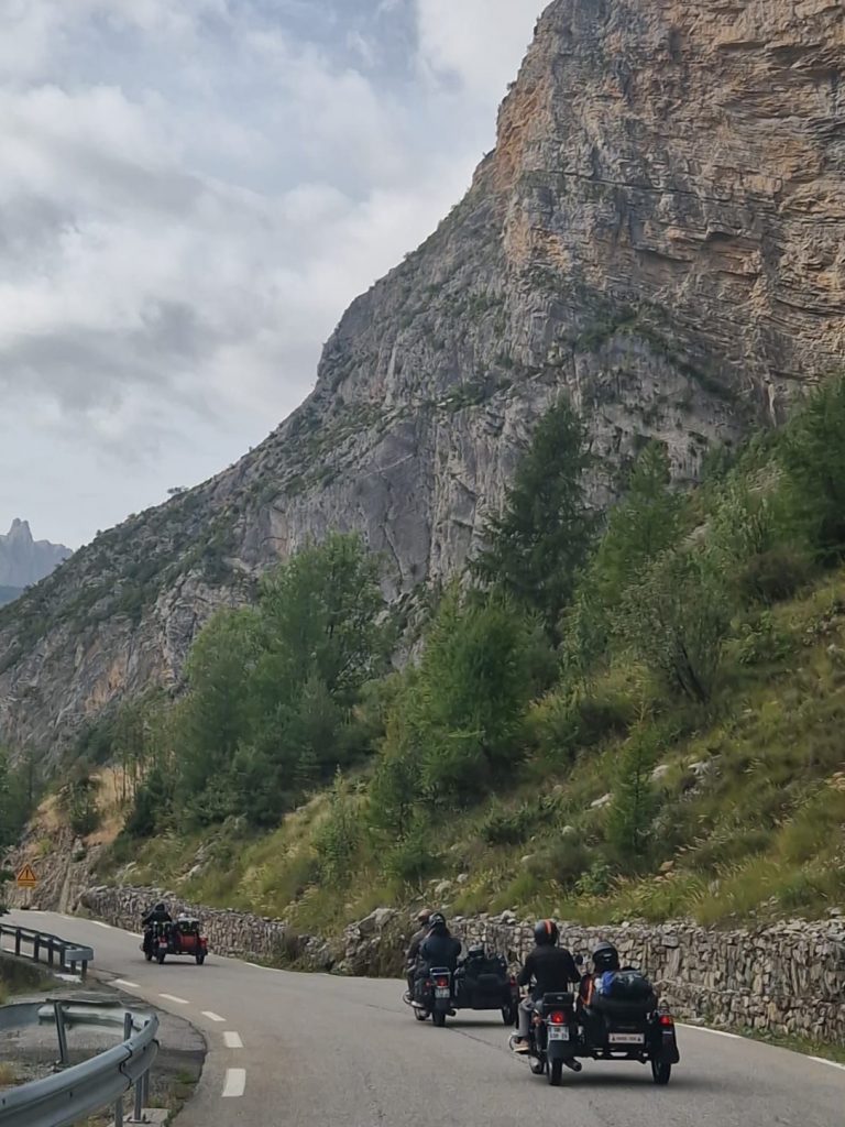 Sides-cars se suivant dans les gorges