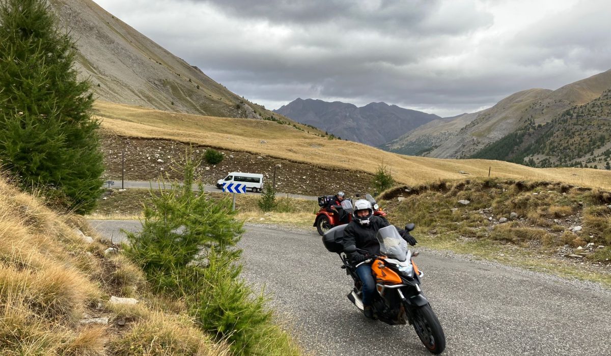 Lors d'un week-end en side car l'un des motards accompagnant est pris en photo dans un virage