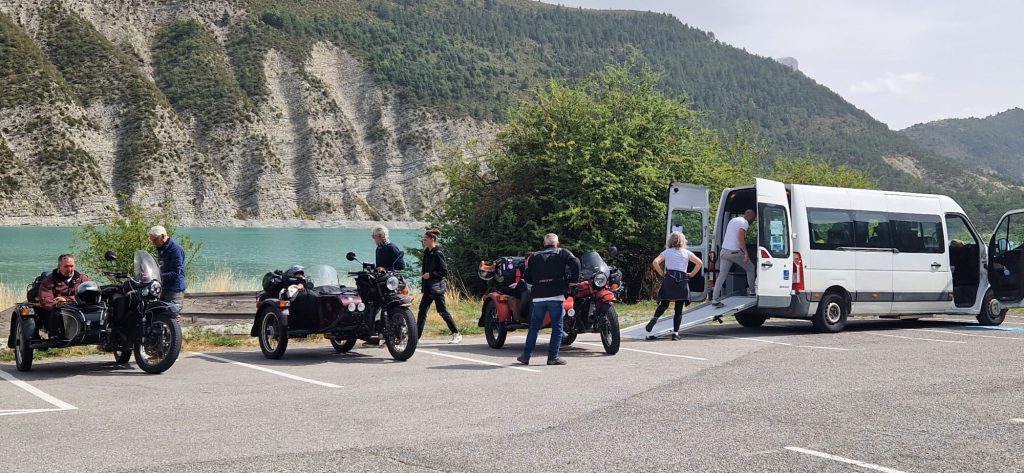 Les side-cars et le camion d'assistance