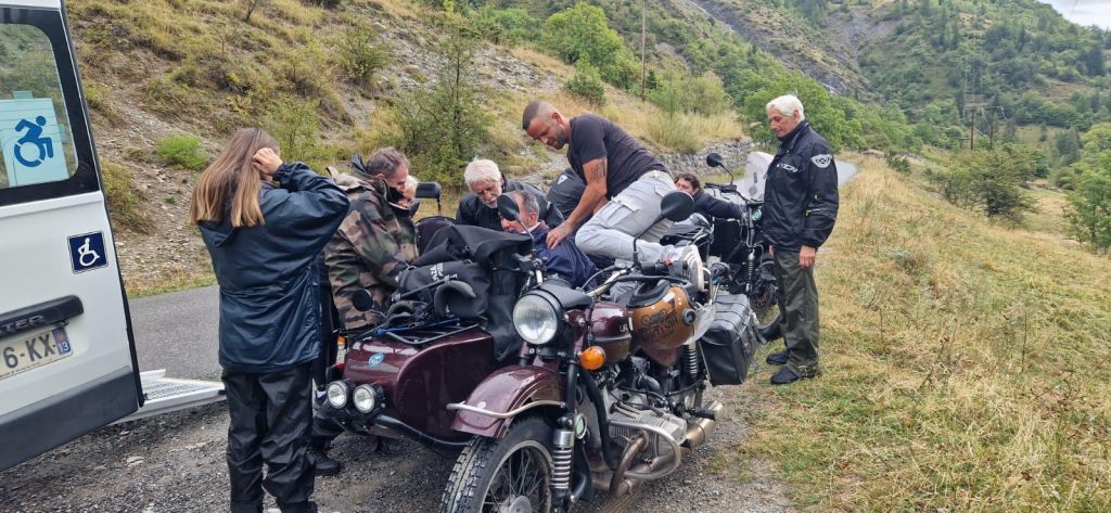 Weekend en side-cars pour les associations saphir 13 et Handi Side