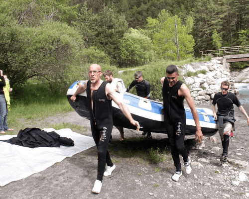 on remonte sur la berge le raft