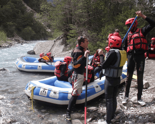 2 rafting au bord de la rivière dans les montagnes