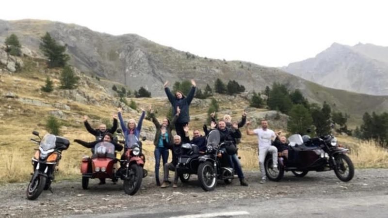 Le groupe Saphir13 et Handi Side en haut d'un col