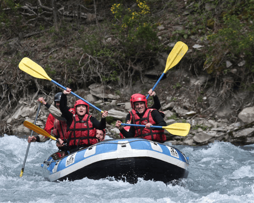 rameurs actifs sur leur raft en rivière