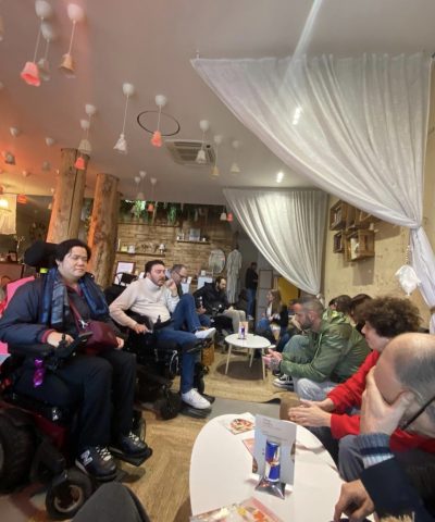 Dans un bar restaurant avec des adhérents de l’association saphir 13