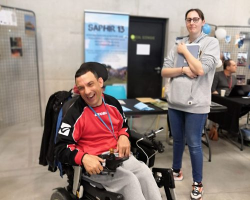 une personne en fauteuil roulant