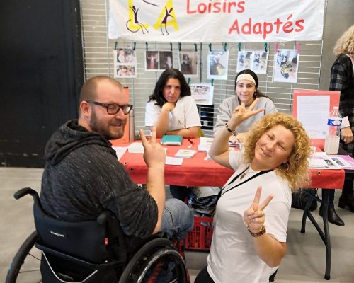 groupe de personnes dont une en fauteuil roulant