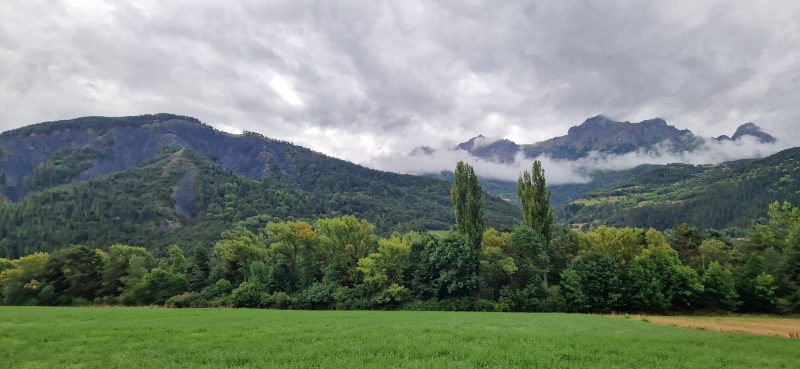 Paysage de montagne avant d'affronter les difficultés de la route pour l'association Saphir 13 e Handi side