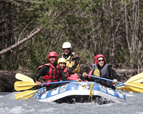 groupe sur leur embarcation dans la rivière
