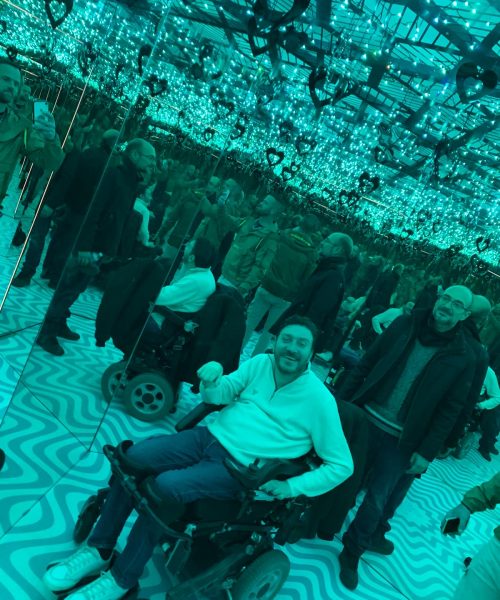 Salle des miroirs au musée de l'illusion à Marseille avec l'association Saphir13