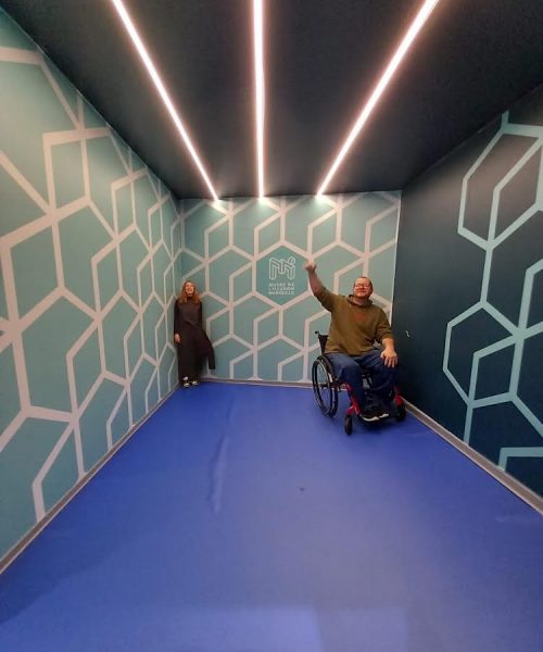 Hauteurs différentes au musée de l'illusion à Marseille avec l'association Saphir13