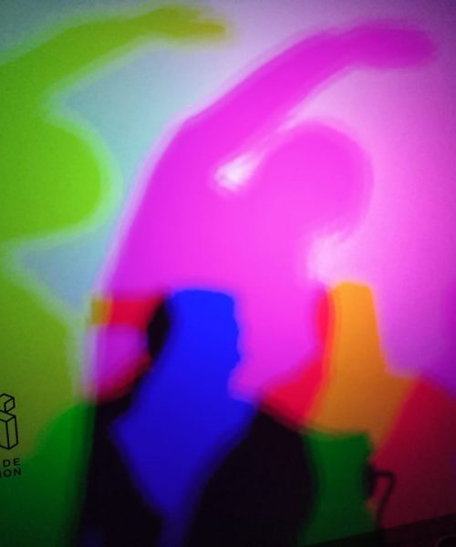 Jeu de lumières colorées au musée de l'illusion à Marseille avec l'association Saphir13