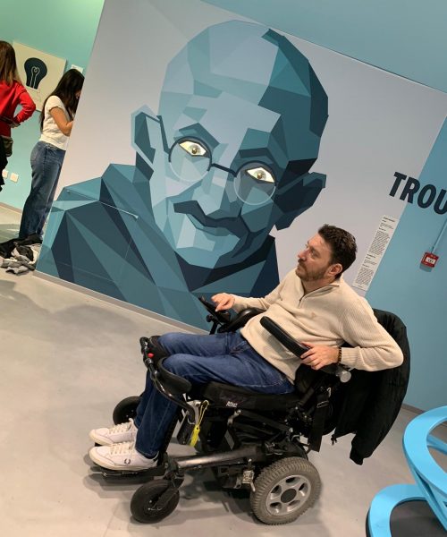Portrait de Gandhi au musée de l'illusion à Marseille, avec l'association Saphir13