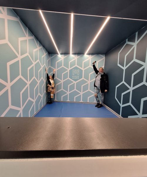 Jeu des hauteurs des personnes au musée de l'illusion à Marseille avec l'association Saphir13