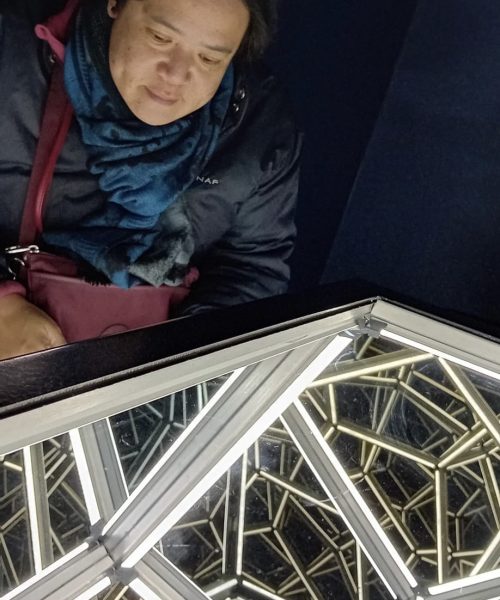 Miroir au musée de l'illusion à Marseille avec l'association Saphir13