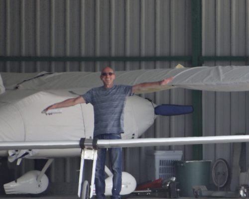 Personne dans le hangar pour avion