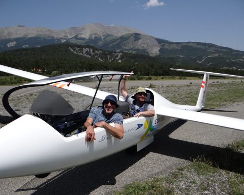 deux personnes en planeur sur une piste d'atterrissage