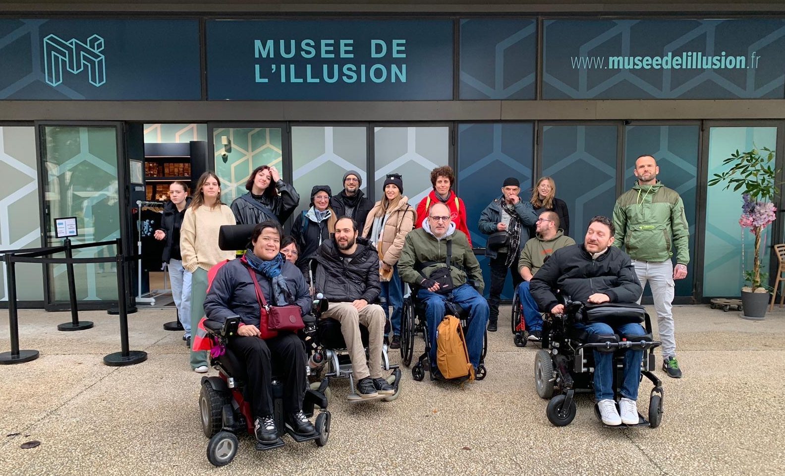Groupe d’adhérents de l’association Saphir 13, handis et valides lors de la sortie au musée de l'illusion à Marseille.