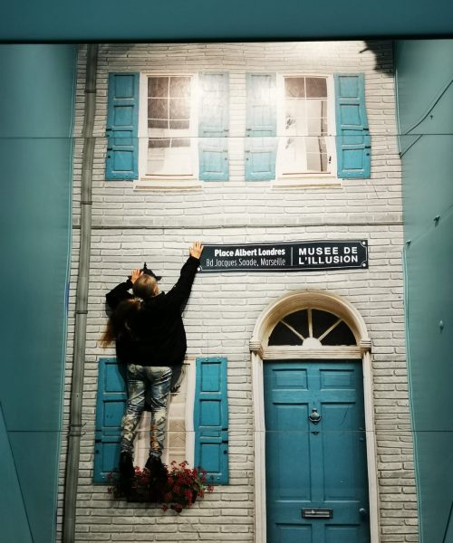 Escalade de la façade d’une maison au musée de l'illusion à Marseille avec l'association Saphir13
