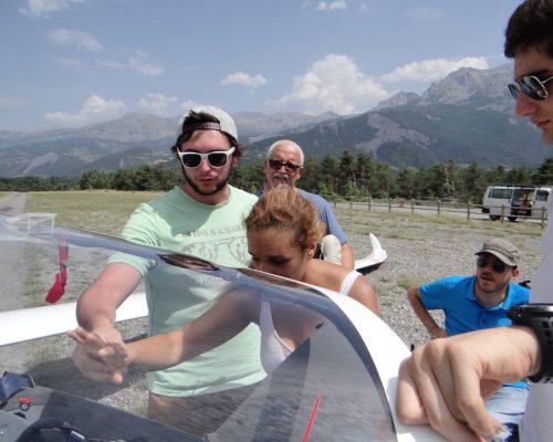 groupe au départ sur la piste d'envol pour les planeurs