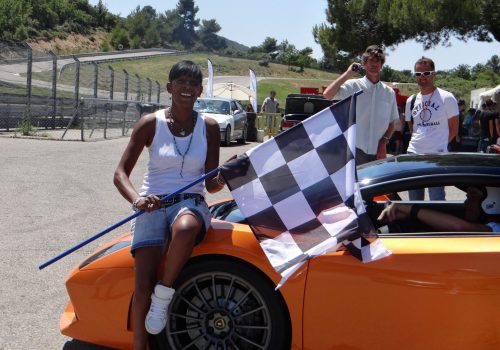 Voiture orange et drapeau de course