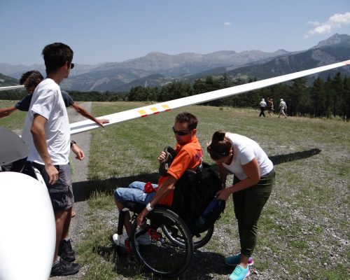 Handicapé faisant du planeur