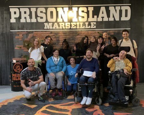 Groupe devant Prison island près de Marseille