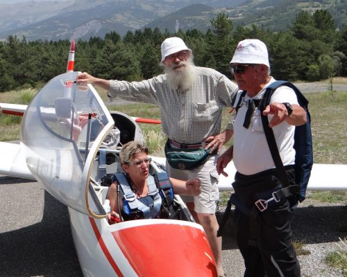 discussion pilote et copilote autour de leur planeur