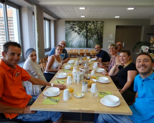 groupe de personnes au restaurant