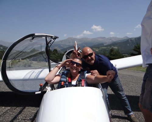 duo dans le planeur sur la piste de décollage