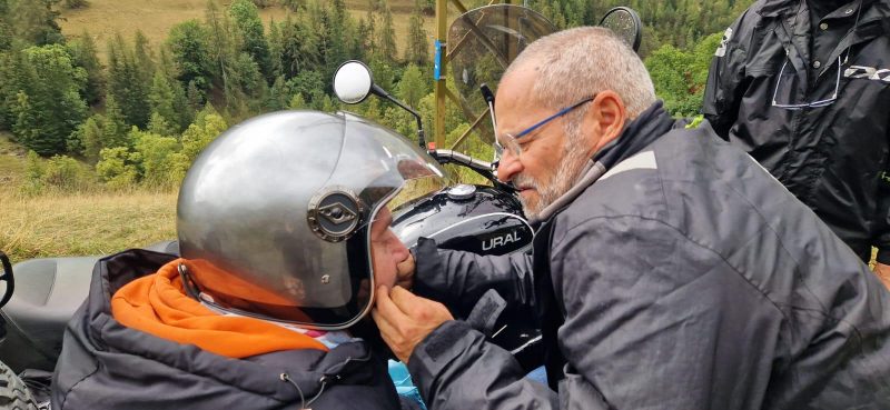 Patrice met son casque avec l'aide de serge