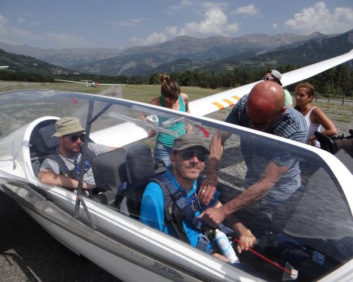 groupe sur la piste d'envol pour les planeurs