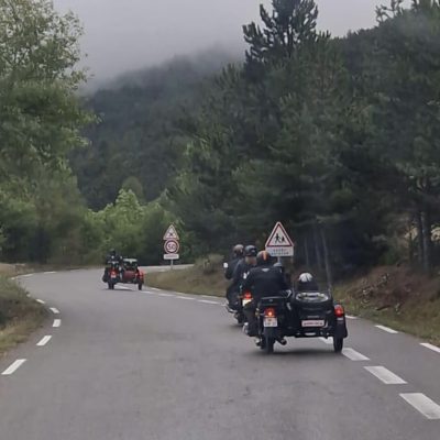 Sur la route avec les side-cars Ural