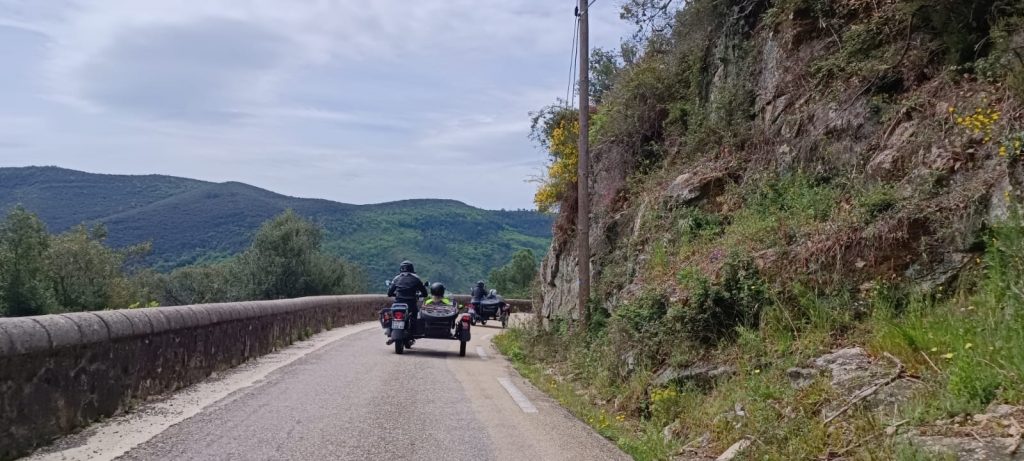 Sur la route en side-cars