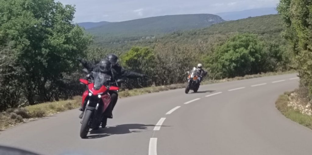 Les motos suivant le groupe de side-cars