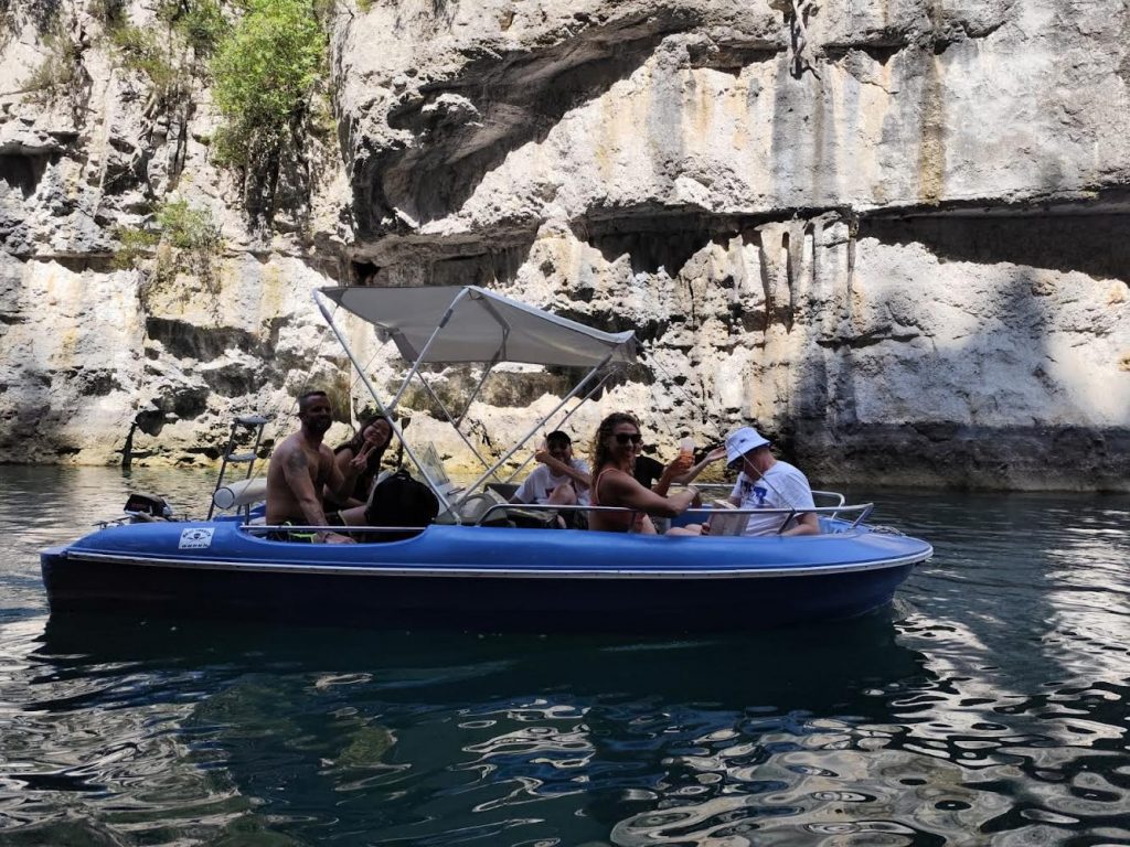 Bateau bleu dans les Gorges près des parois rocheuses