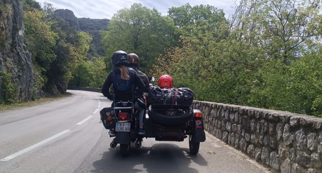 panoramique du side-car roulant dans les gorges