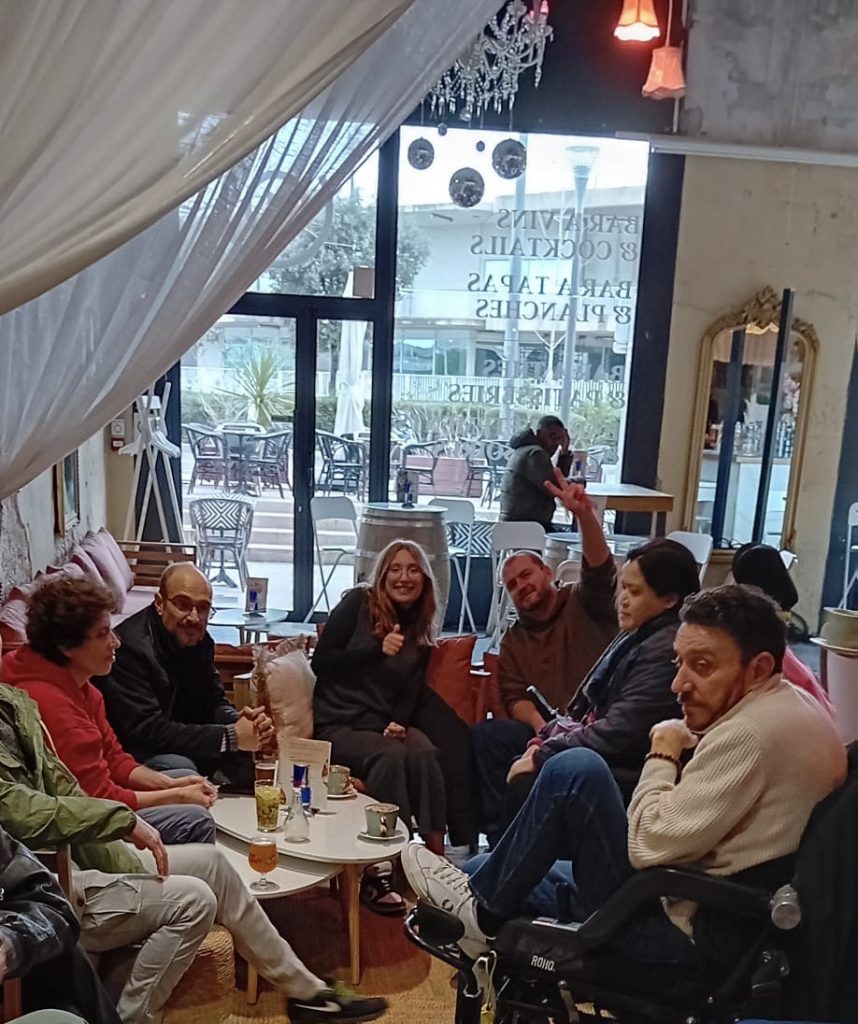 Dans un bar restaurant avec des adhérents de l’association Saphir13