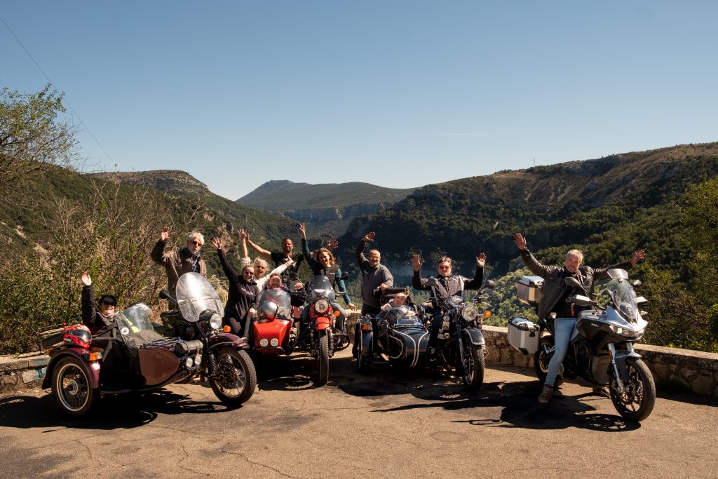 Groupe de side cars heureux