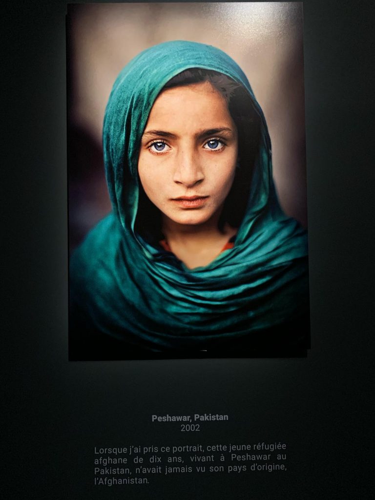 Photo d'une personne à l'expo Steve McCurry