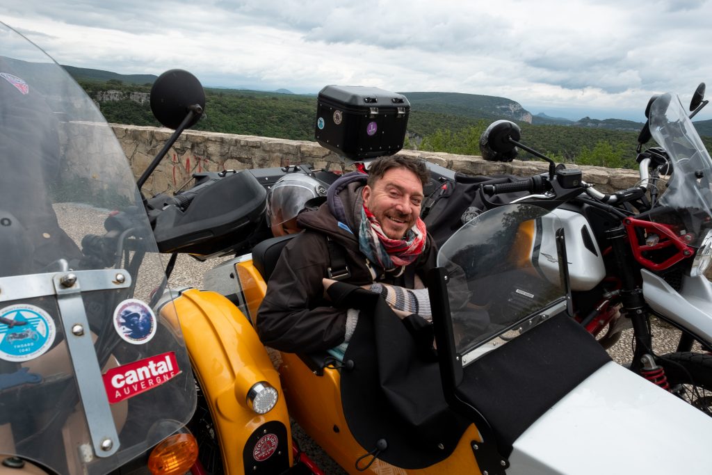 Patrice dans son side-cars
