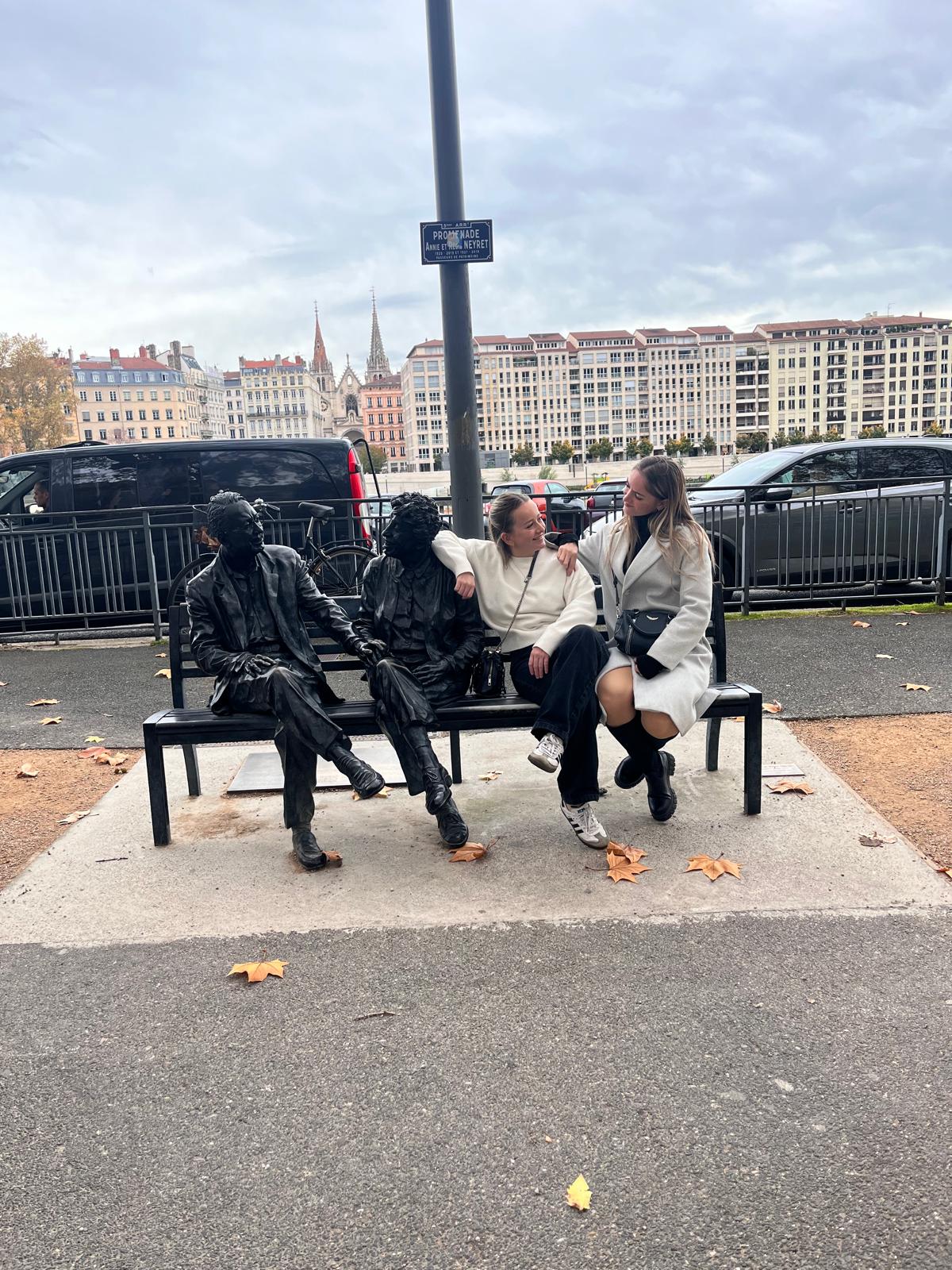 Assis sur un banc