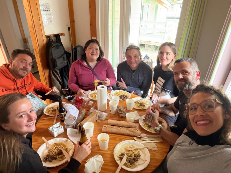 Repas de midi dans l'un des bungalows