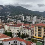 Nice ville sous ciel gris