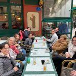 au bar avec un groupe d'amis