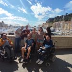 Près du port de Nice, au soleil certaines personnes de l'association Saphir 13