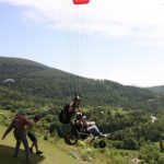 duo handi et valide en parapente au décollage